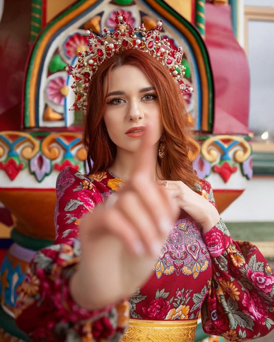 Рыжая в кокошнике